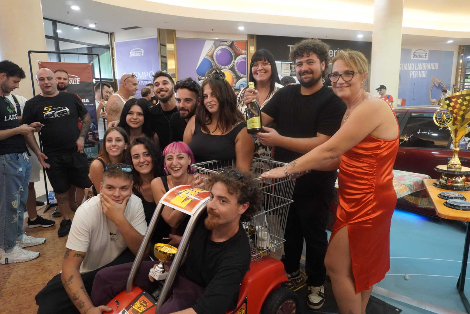 Un gruppo di partecipanti con un trofeo durante le premiazioni del raduno di Serravalle Scrivia